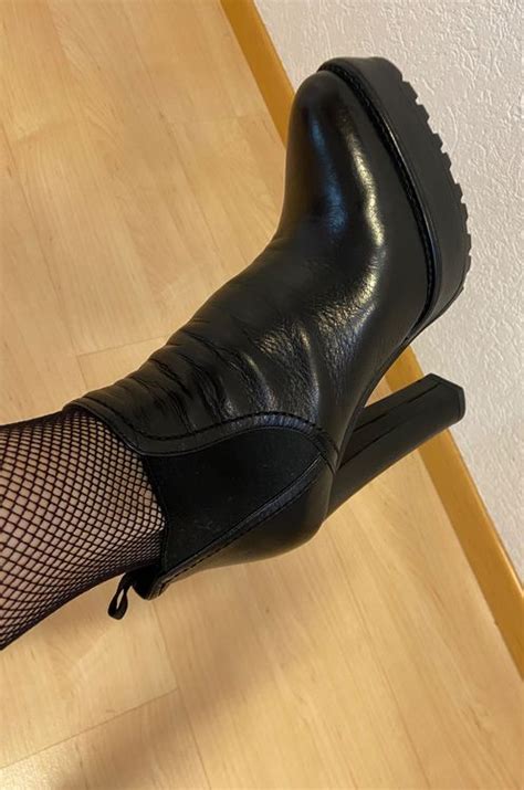 boots von prada